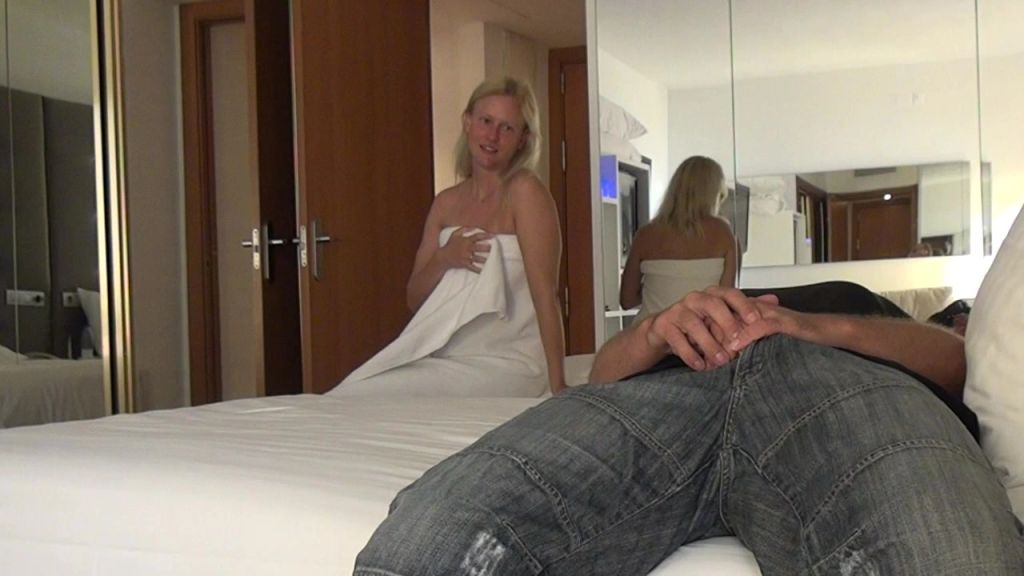 sexy foto nr. 2 von Beim wichsen erwischt und gefickt