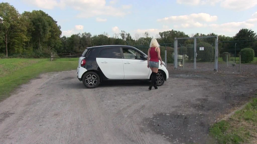 sexy foto nr. 1 von Die Autopanne - Stiefelschlampe entlohnt Pannenhelfer