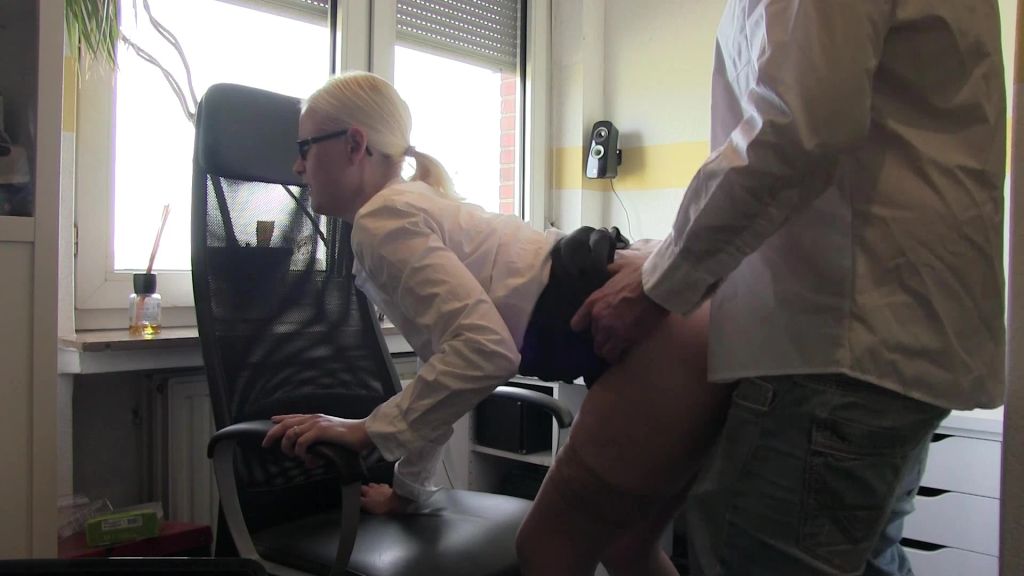 sexy foto nr. 8 von Büroschlampe lässt sich ficken für mehr Gehalt!
