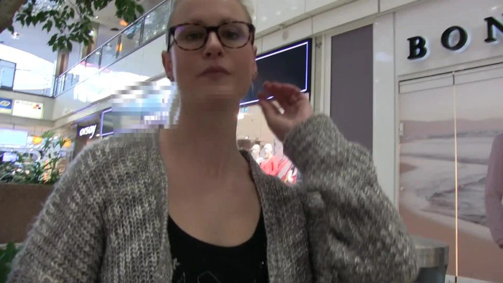 sexy foto nr. 1 von Mitten im Laden gefickt! Ohne Gummi!
