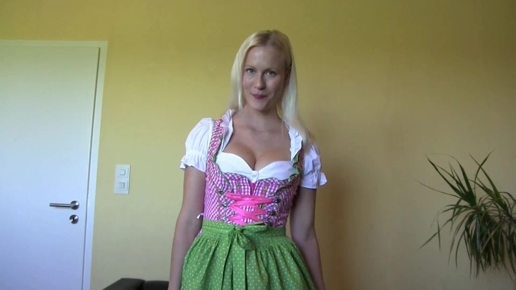 Geiles Dirndl läuft extrem aus