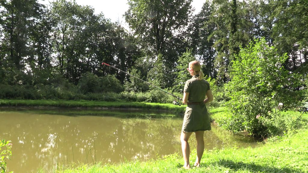 sexy foto nr. 2 von Anglerin besorgt es sich selber