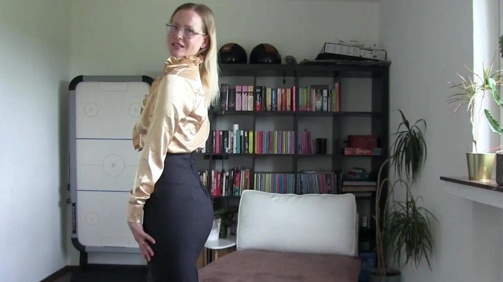 Business Lady squirtet heftig ab!
