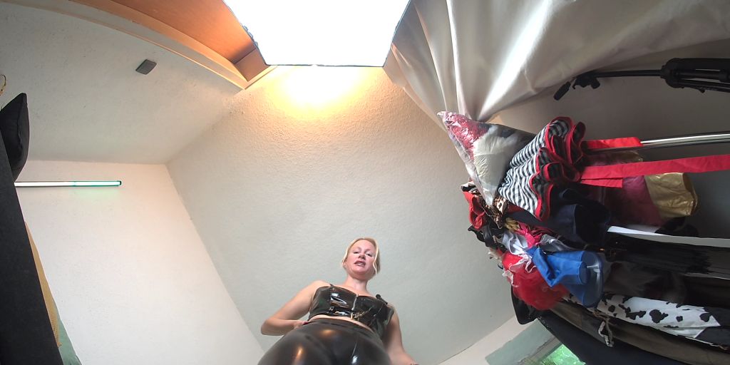 sexy foto nr. 3 von Trampling - Du liegst wehrlos unter mir