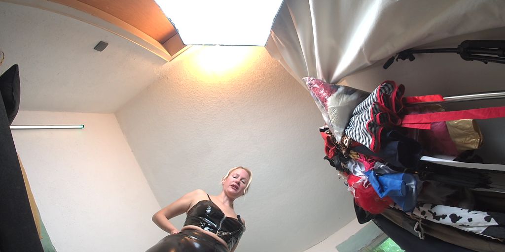 sexy foto nr. 6 von Trampling - Du liegst wehrlos unter mir