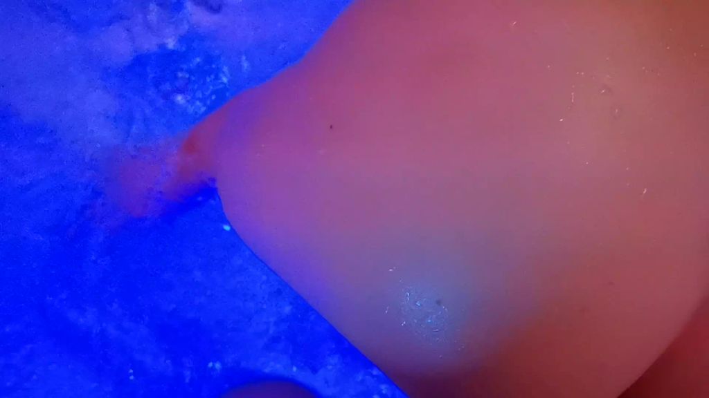 sexy foto nr. 5 von Amateurfick im Whirlpool