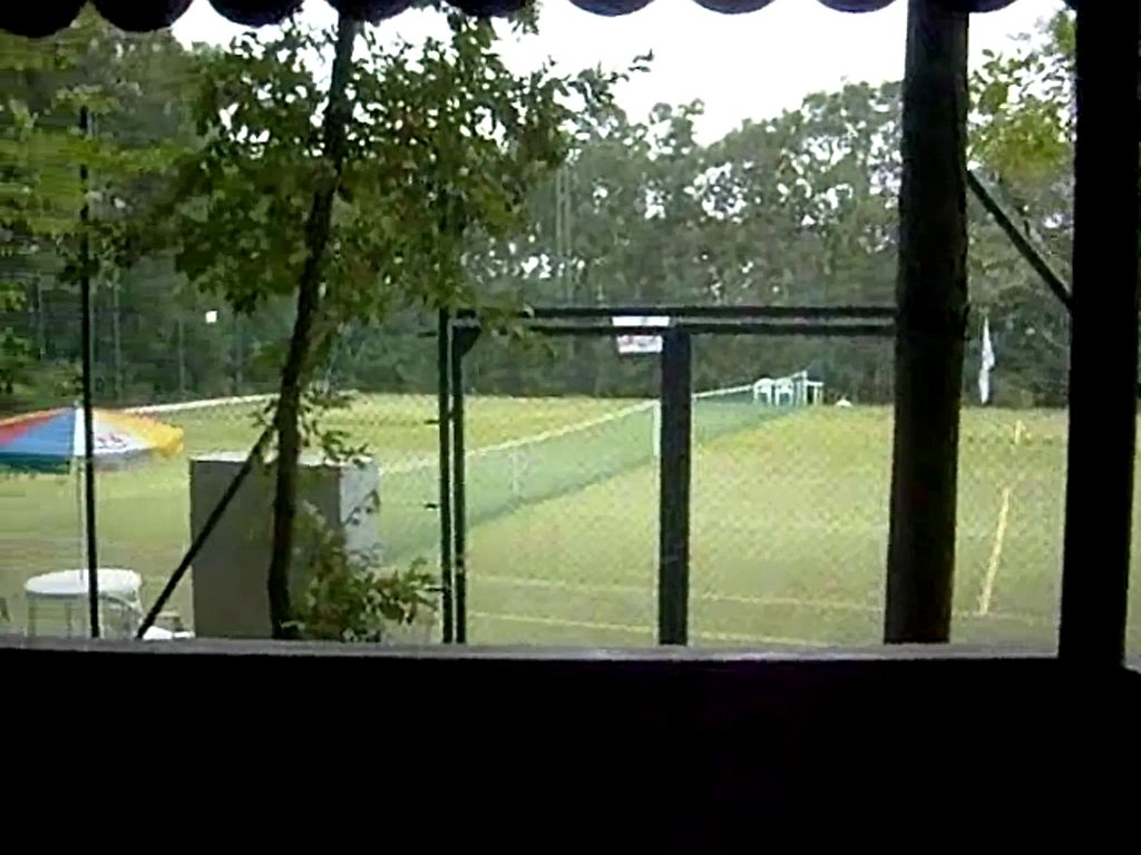 sexy foto nr. 1 von Teeny masturbiert in Grillhütte