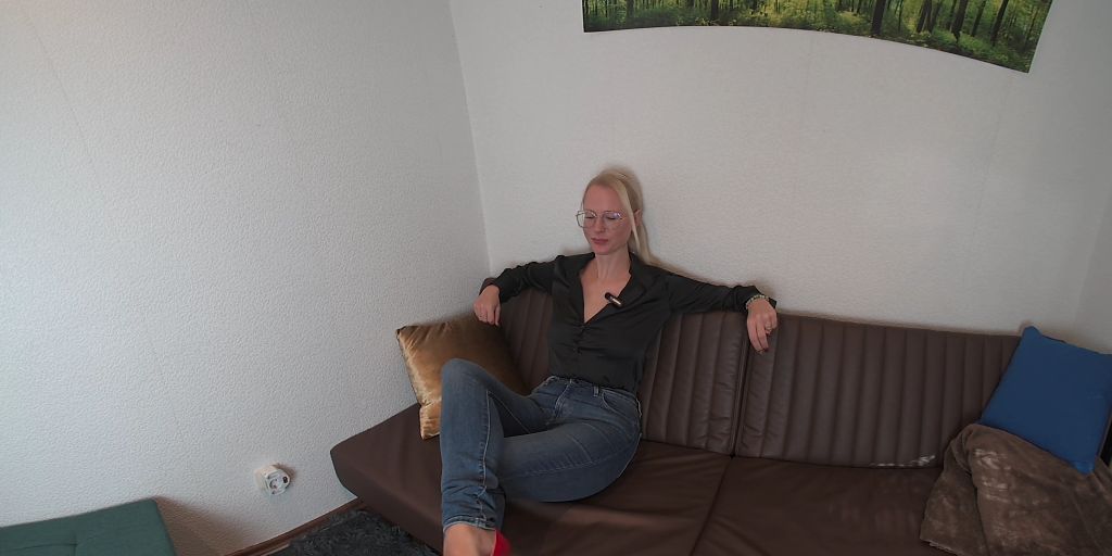 sexy foto nr. 3 von Selbstbewusste Business Lady in Satin