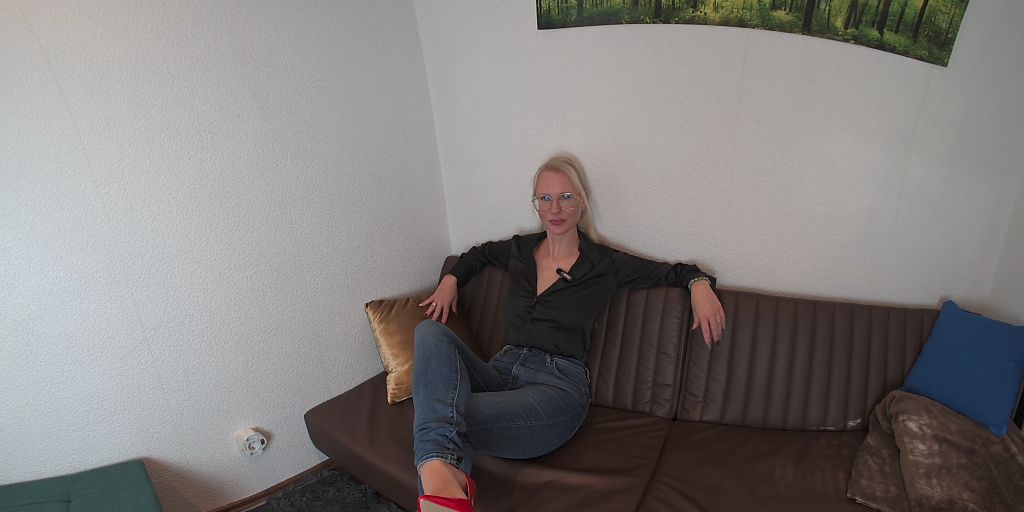sexy foto nr. 4 von Selbstbewusste Business Lady in Satin