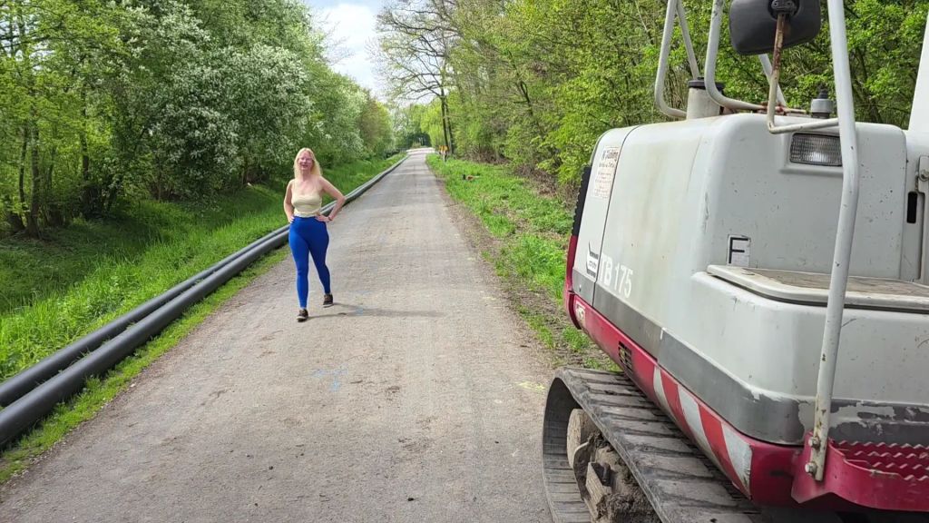 sexy foto nr. 2 von Ungeschminkt! Bauarbeiter verlegt PUBLIC ein Rohr bei mir!
