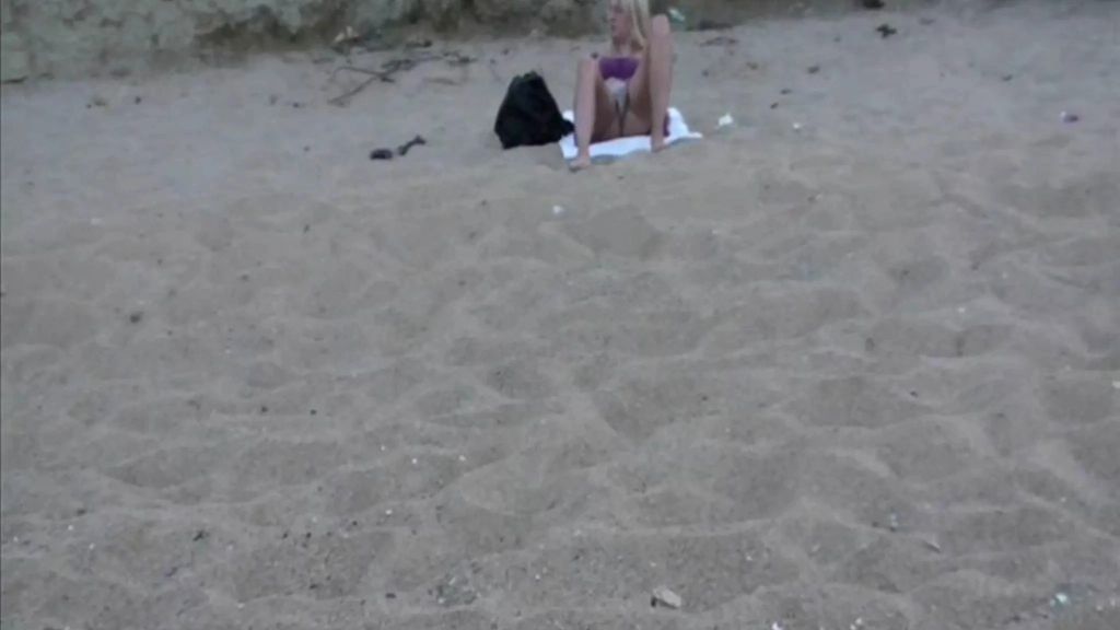 sexy foto nr. 10 von Blondes Teeny macht es sich am Strand selber