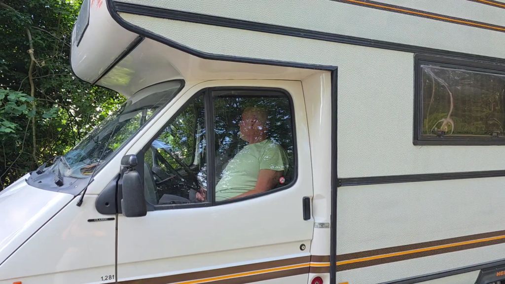 sexy foto nr. 1 von Camper beim wichsen erwischt
