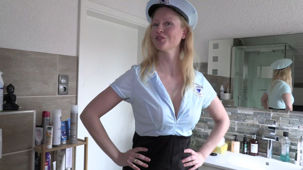 sexy foto nr. 2 von Heiße Polizistin erwischt Dich beim wichsen