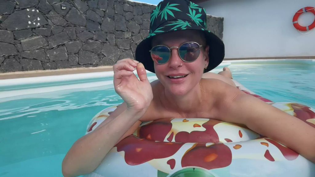 sexy foto nr. 3 von Geiles Girl im Pool gibt Dir harte Wichsanleitung