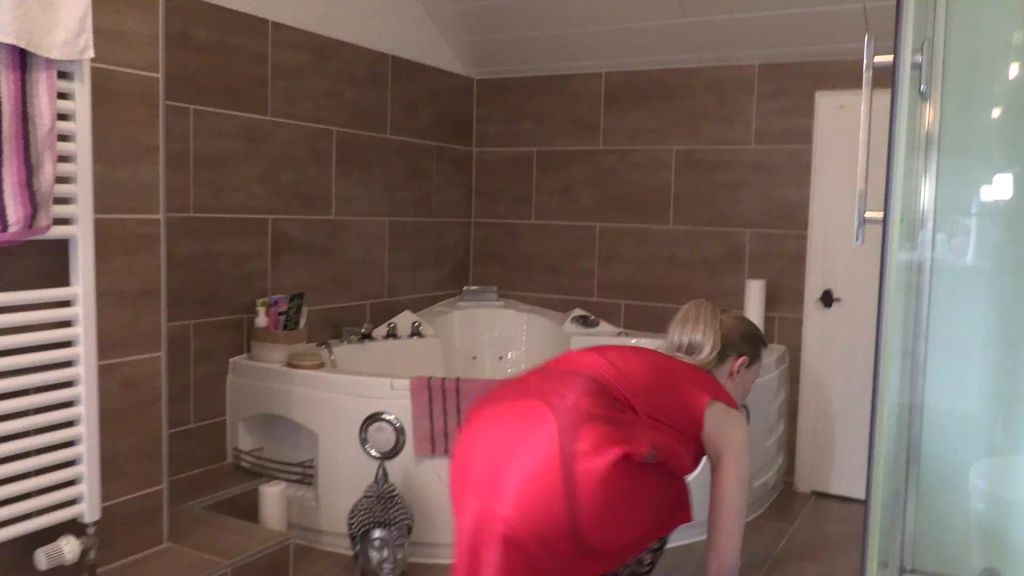 sexy foto nr. 1 von Geile Hausfrau wild durchgefickt