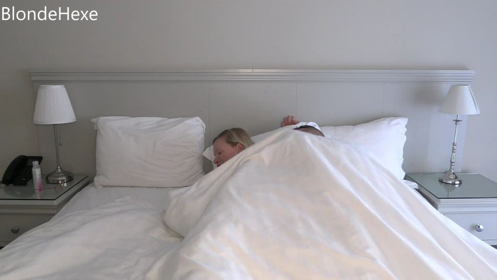 sexy foto nr. 3 von OMG! NUR EIN BETT für die Stiefgeschwister! ;)