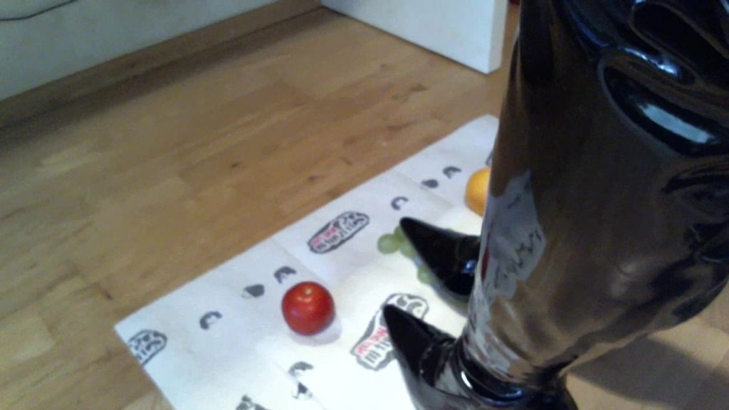 sexy foto nr. 3 von Crushing - der Obstfetisch