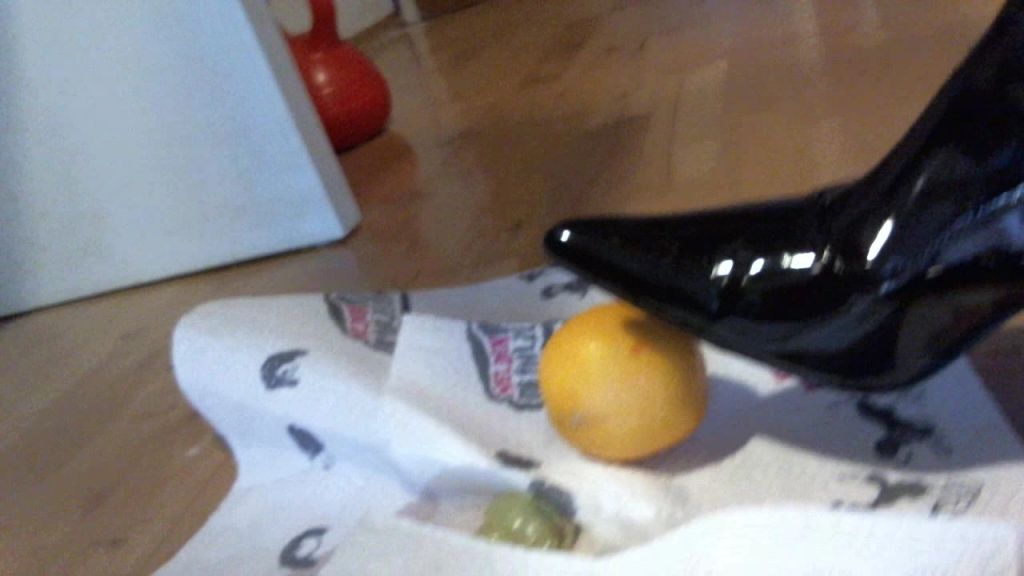 sexy foto nr. 8 von Crushing - der Obstfetisch