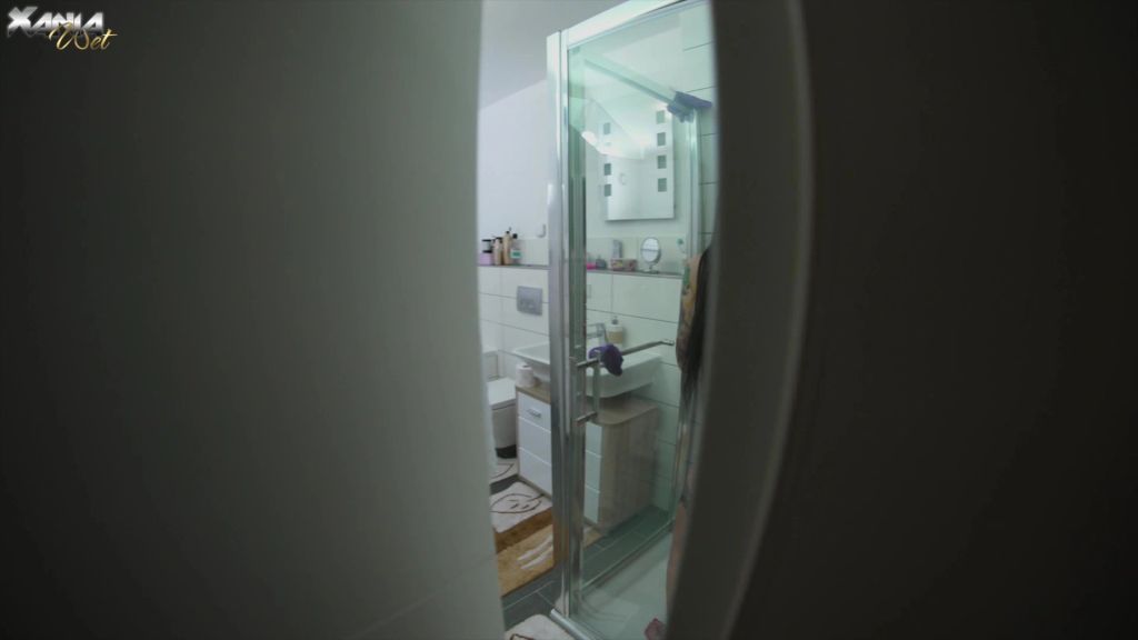 sexy foto nr. 2 von Der Spanner im Badezimmer! Hättest du dich das auch getraut?