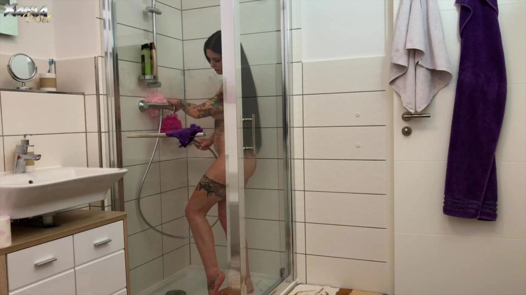 Der Spanner im Badezimmer! Hättest du dich das auch getraut?