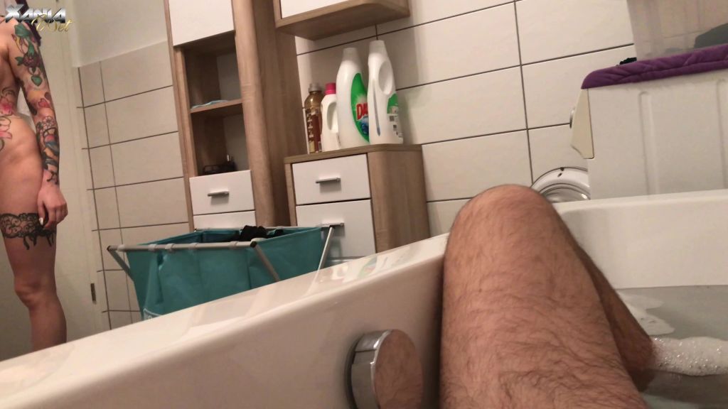 sexy foto nr. 3 von Dreist in die Wanne gepisst! Natursekt als Badezusatz!