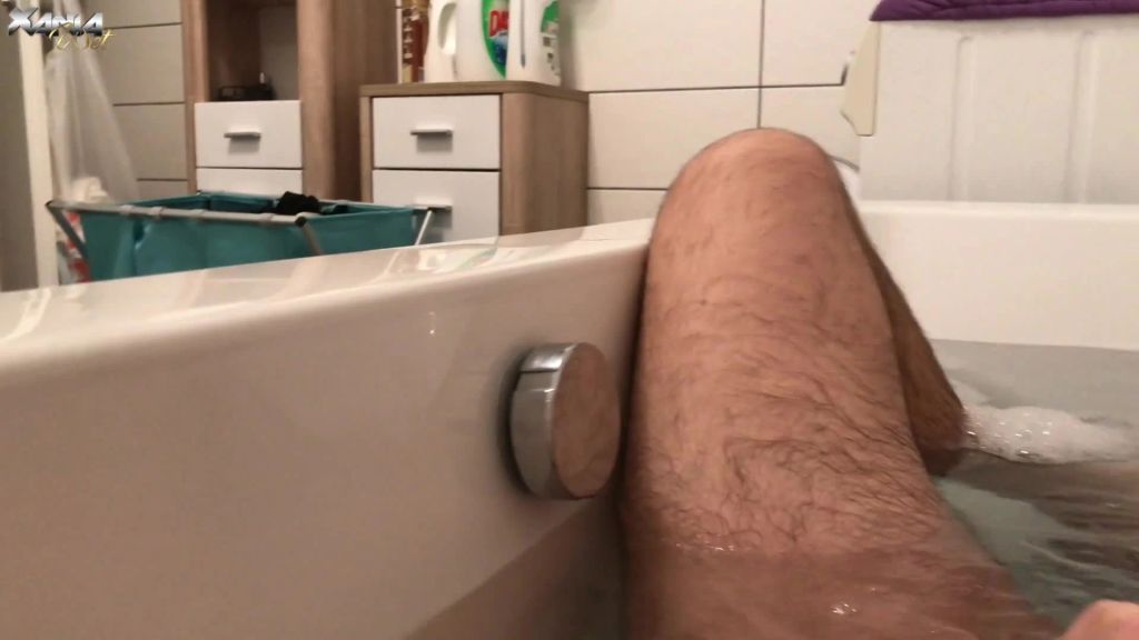 sexy foto nr. 2 von Dreist in die Wanne gepisst! Natursekt als Badezusatz!