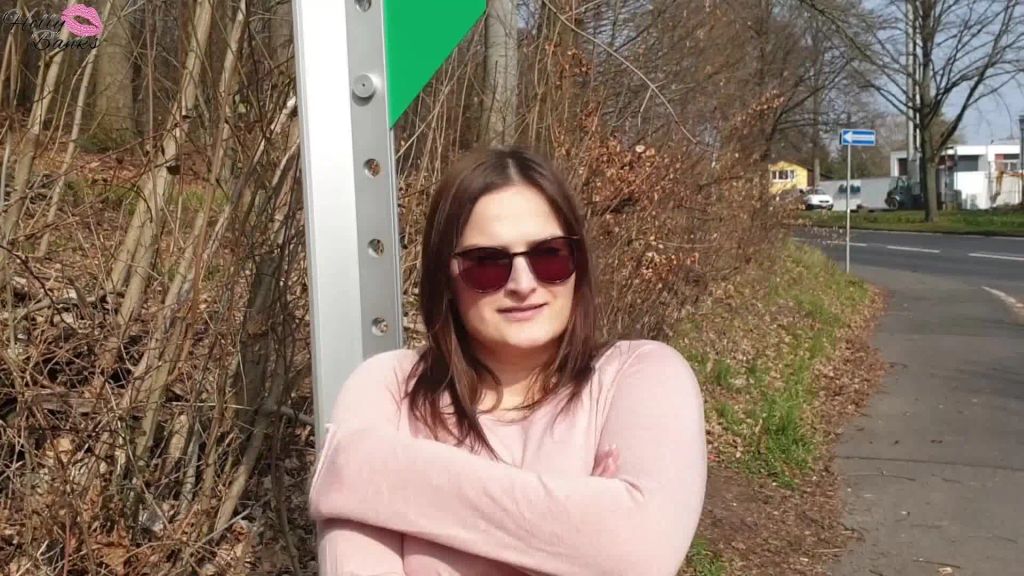 sexy foto nr. 2 von An der Bushaltestelle von User erkannt und durchgefickt...