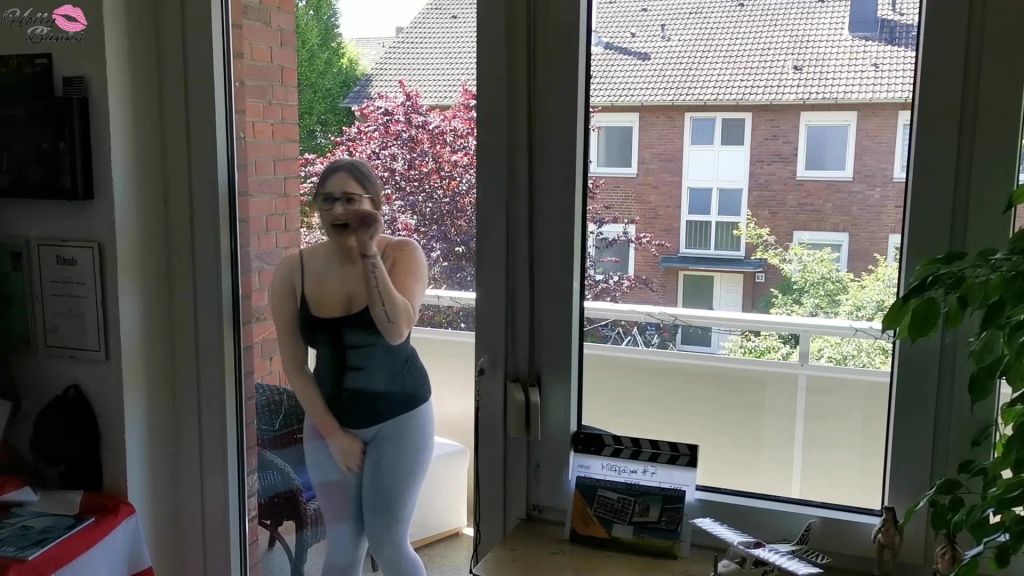 OMG! Auf Balkon ausgesperrt und Leggings vollgepisst