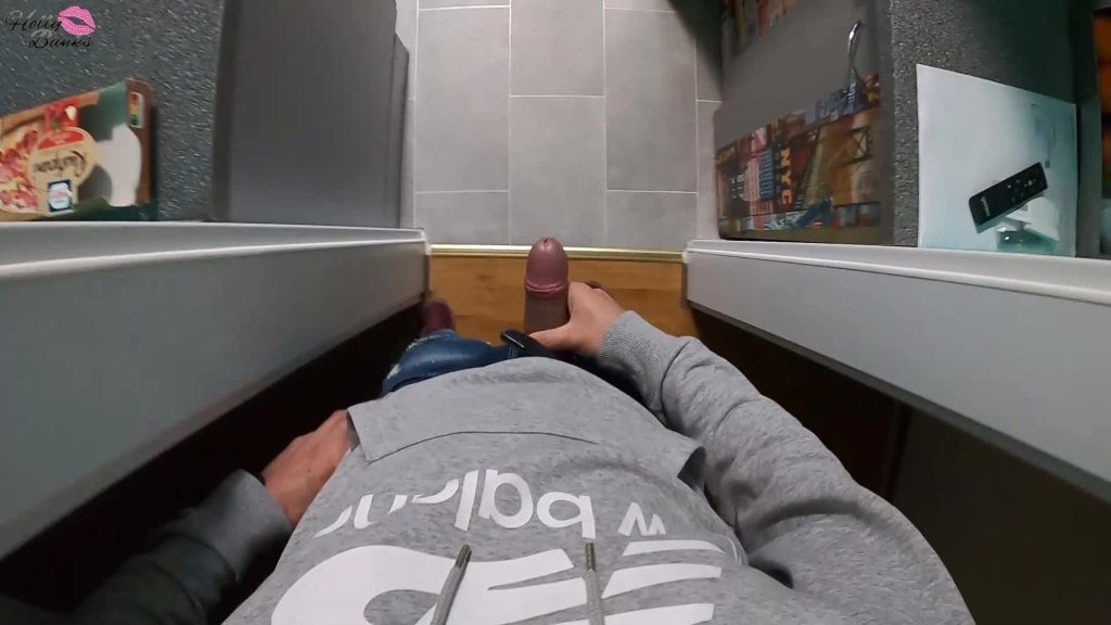 sexy foto nr. 5 von Beim Putzen von Mitbewohner angespritzt