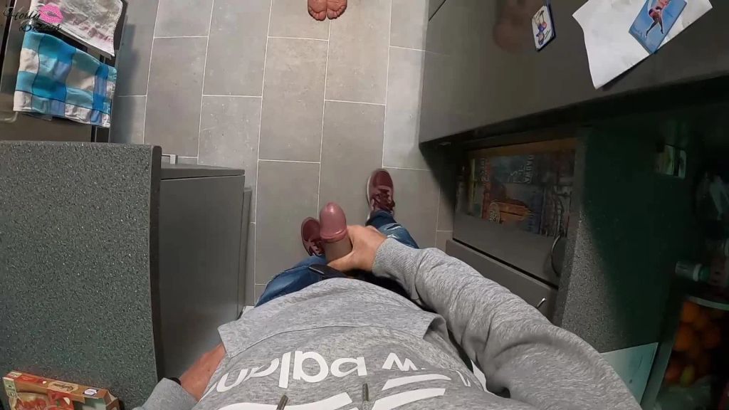 sexy foto nr. 6 von Beim Putzen von Mitbewohner angespritzt