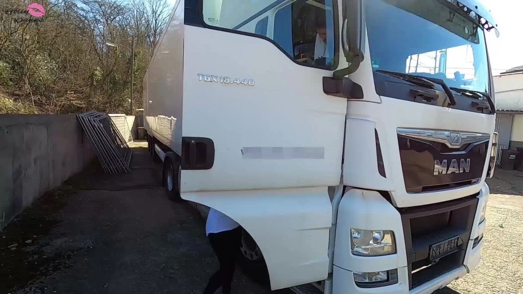 sexy foto nr. 2 von Die Trucker-Schlampe. Von LKW-Fahrer blank durchgezogen