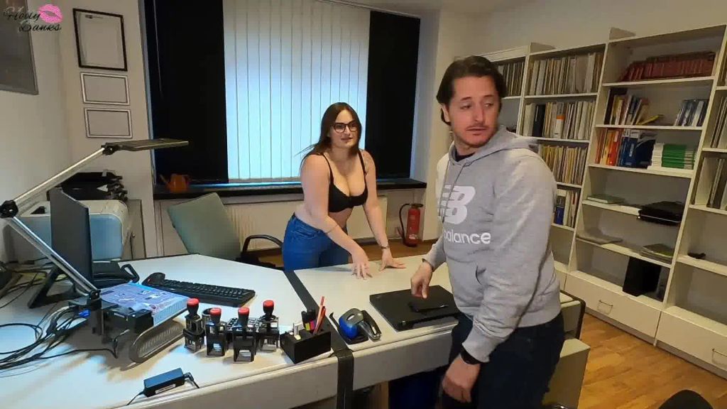 sexy foto nr. 3 von Die Büro-Schlampe. Vom Fahrer im Büro durchgefickt