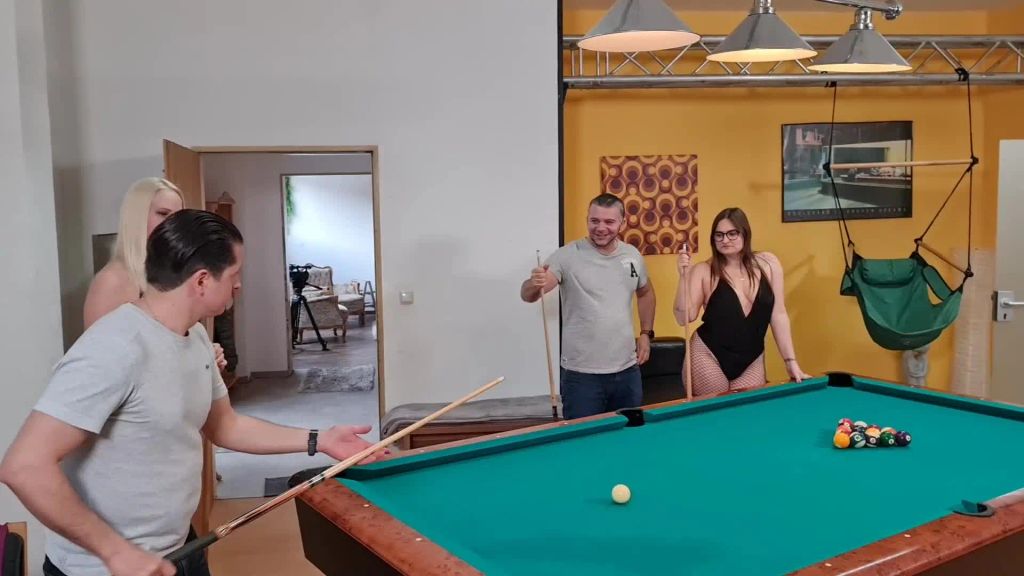 sexy foto nr. 1 von Eingelocht. Partie Billard endet in Fick-Party
