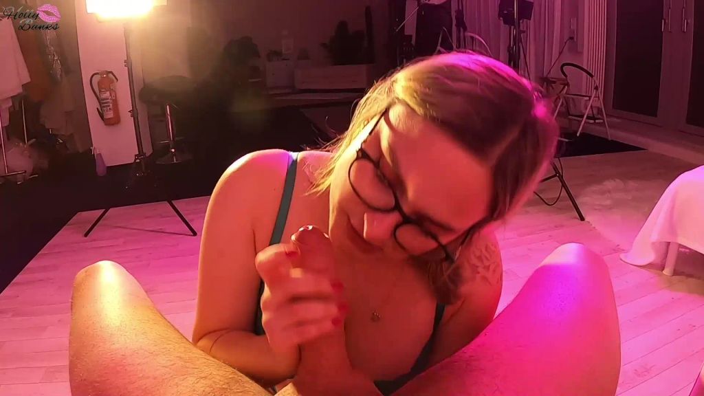 sexy foto nr. 3 von Ausgehungert. Private Sextapes