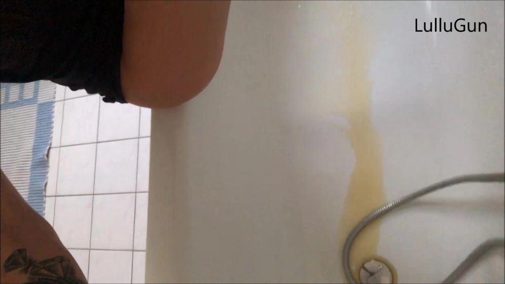 sexy foto nr. 4 von Freundin dreist ins Bad gepisst & gewichst
