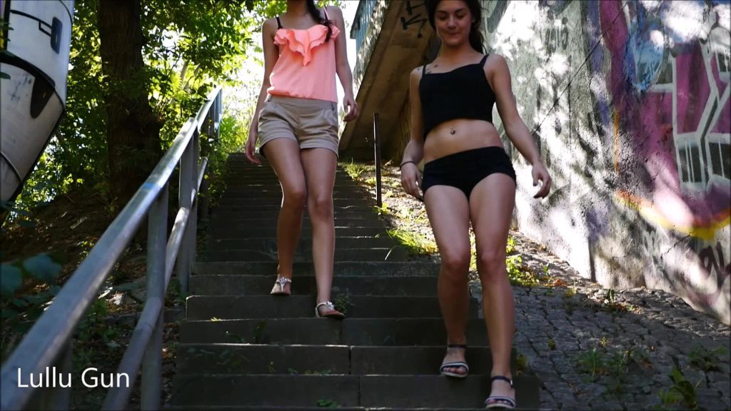 sexy foto nr. 2 von Coco und ich beim Outdoor pissen