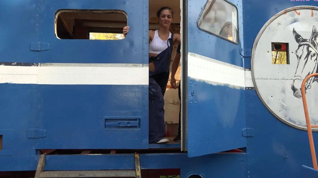 Notgeiles Trailergirl schleppt Typen ab