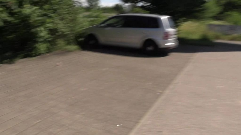 sexy foto nr. 2 von Dreiste Pissfontäne am Parkplatz!