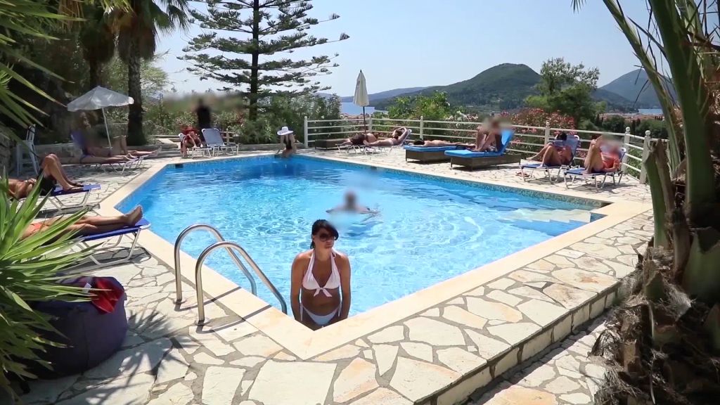 sexy foto nr. 1 von PUBLIK! FREMDER TYP FICKT MICH MITTEN IM HOTELPOOL!
