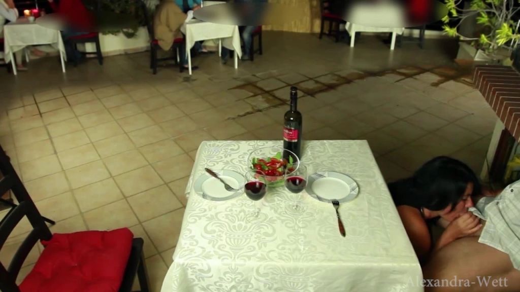 sexy foto nr. 2 von Public Extrem! Doppelte Spermabombe mitten im Restaurant