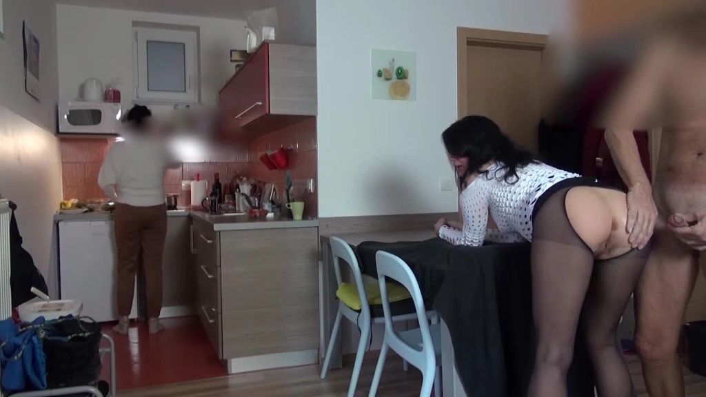 sexy foto nr. 3 von Riskant! Stiefdaddy fickt mich vor Stief-Mutti in der Küche!