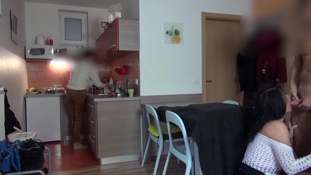 sexy foto nr. 4 von Riskant! Stiefdaddy fickt mich vor Stief-Mutti in der Küche!