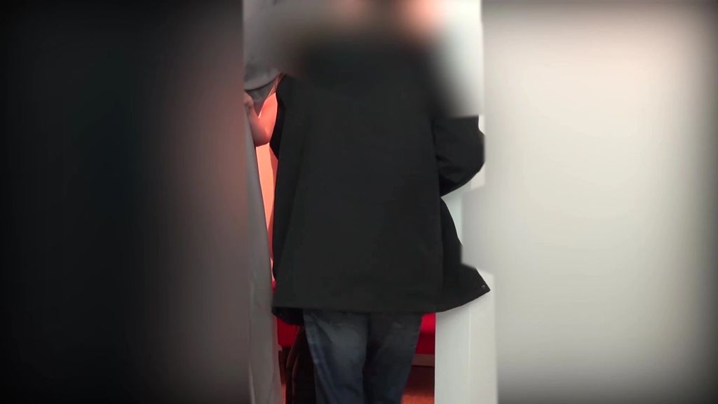 sexy foto nr. 3 von Lederschlampe fickt mitten im Kaufhaus. Extreme Spermafresse