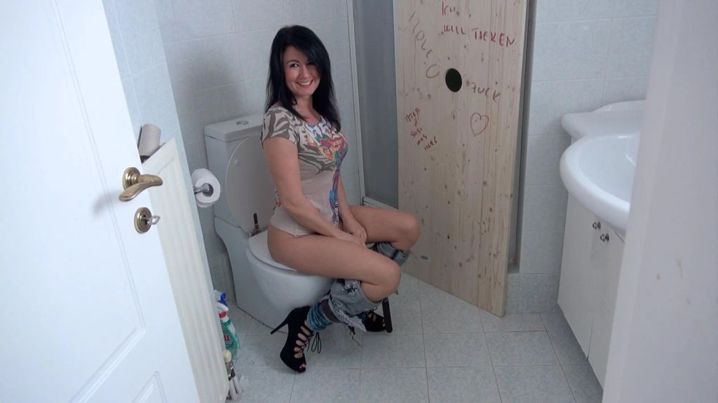 Im Bahnhofs-Klo spontan gefickt! Glory-Hole fun