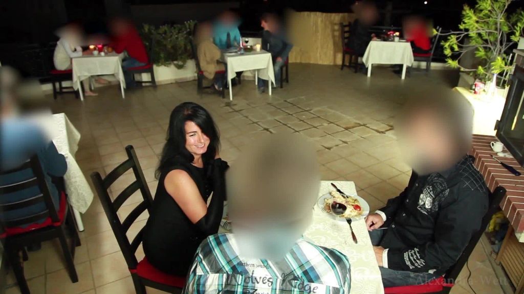 sexy foto nr. 1 von Public extrem! Geiler 3-er im Restaurant! 5x gespritzt