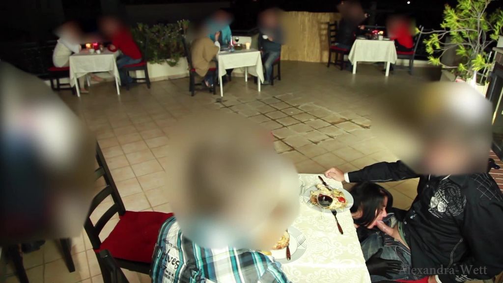 sexy foto nr. 5 von Public extrem! Geiler 3-er im Restaurant! 5x gespritzt