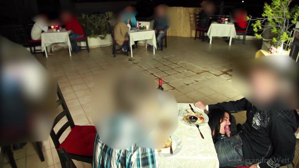 sexy foto nr. 9 von Public extrem! Geiler 3-er im Restaurant! 5x gespritzt