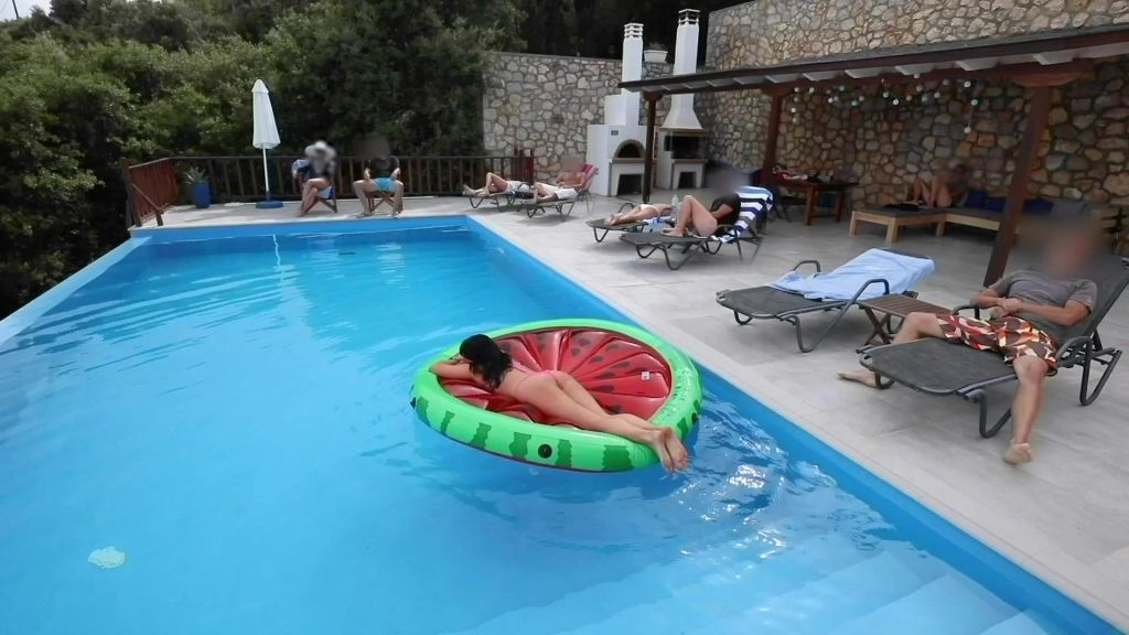sexy foto nr. 2 von IM HOTELPOOL VOR ALLEN GÄSTEN GEFICKT!