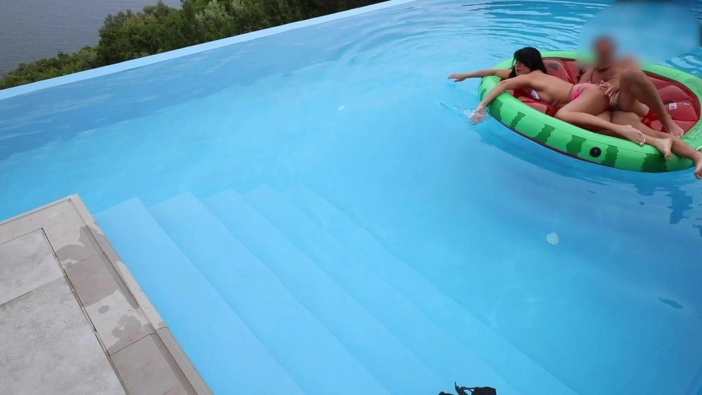 sexy foto nr. 8 von IM HOTELPOOL VOR ALLEN GÄSTEN GEFICKT!
