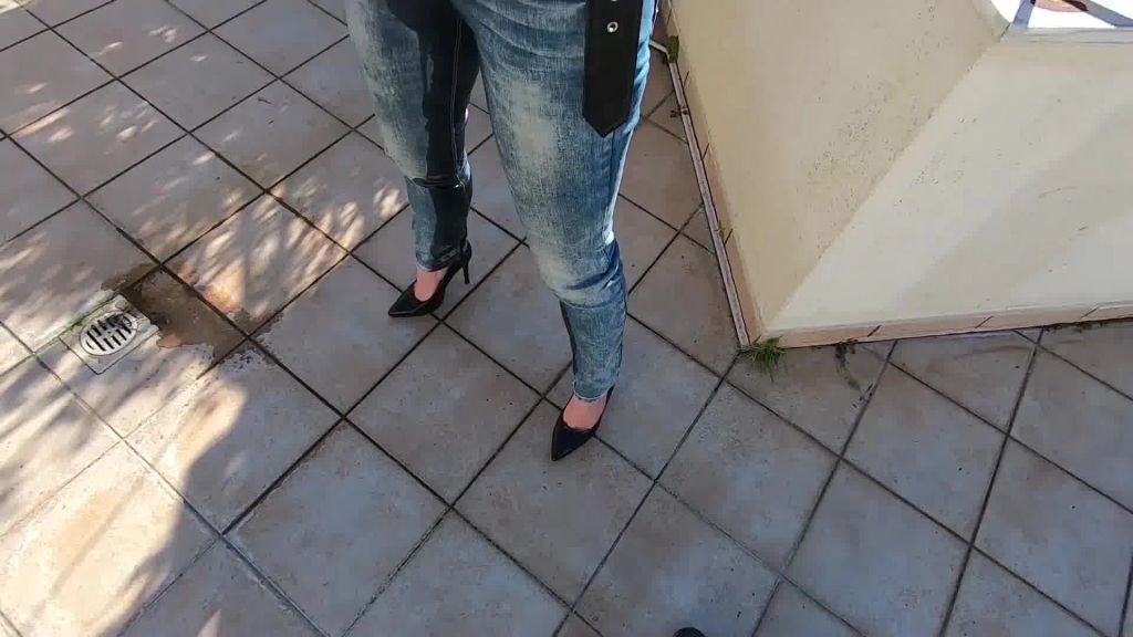 sexy foto nr. 5 von PUBLIK JEANS-PISS AUF DER AFTERWORK-PARTY